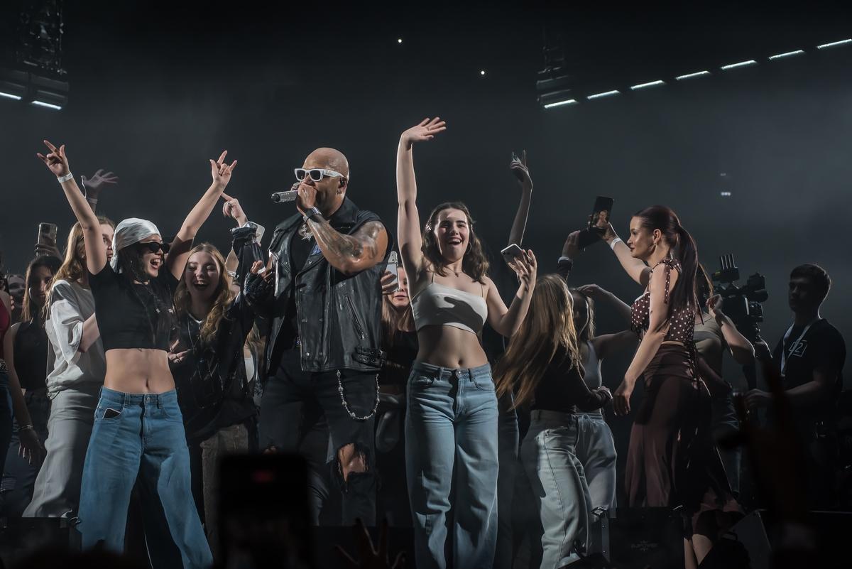 Фото Рэпер Flo Rida на концерте в Новосибирске дарил розы и кроссовки 3